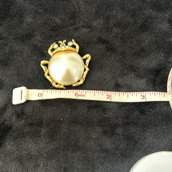 VTG - Faux Pearl & Gold Pin - Picture 4 of 4